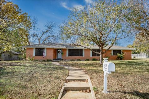 Photo of 406 N Avenue Q, Clifton, TX 76634 (MLS # 21129930)
