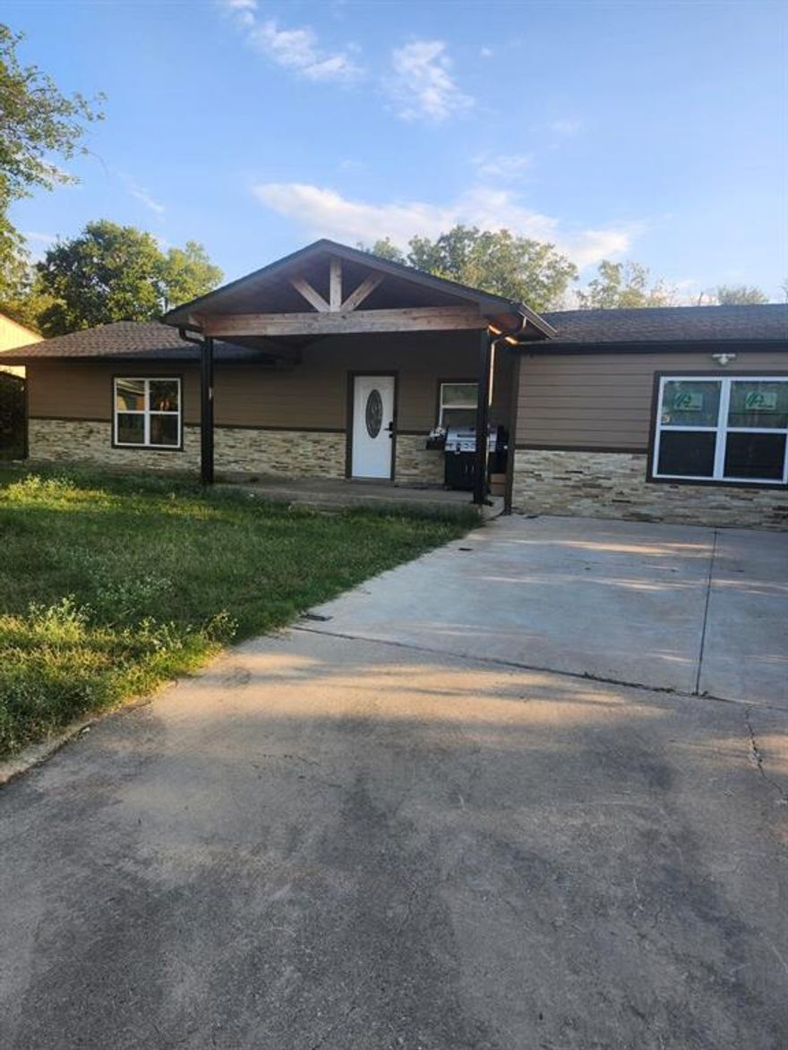 Welcome to this charming 3-bedroom, 2-bath home in the heart of Jacksboro. Step inside to an inviting open floor plan with laminate floors, a spacious kitchen island, and double ovens ready for family meals and gatherings. The large living area offers room to relax and unwind, while the front porch is perfect for morning coffee or evening sunsets. Conveniently located near schools and local amenities, this home blends small-town warmth with everyday comfort.