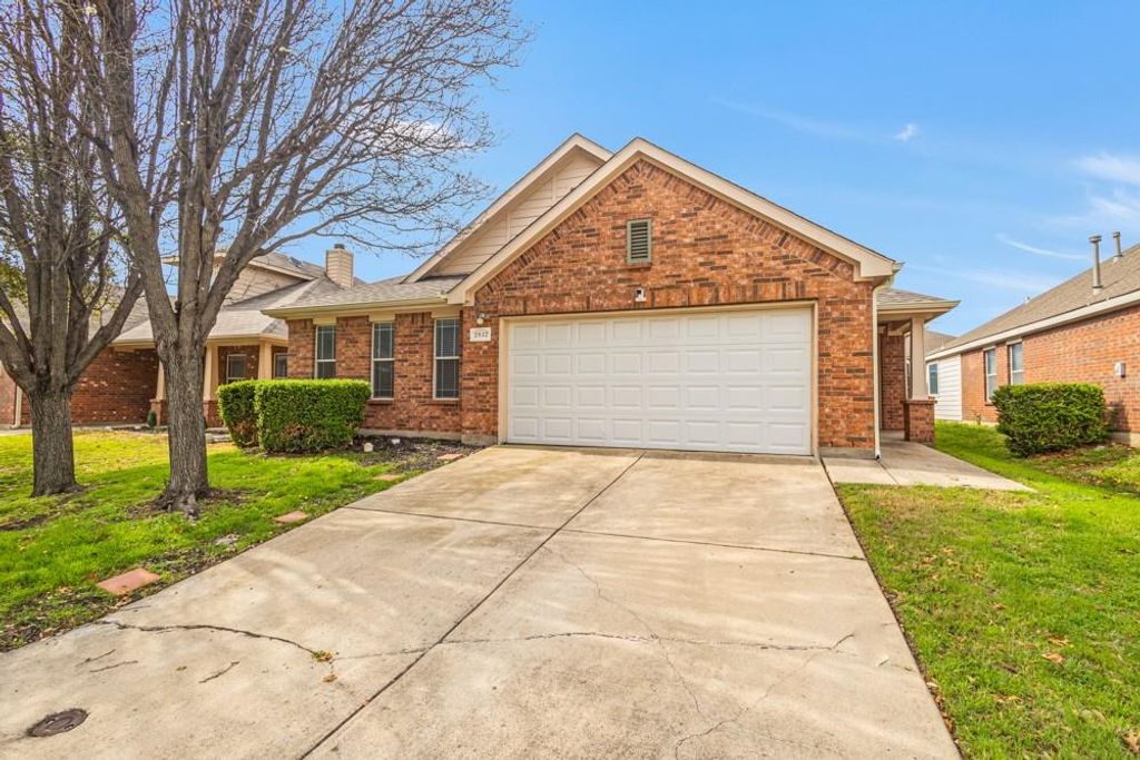 Photo of 2932 Milby Oaks Drive, Fort Worth, TX 76244 (MLS # 21202241)