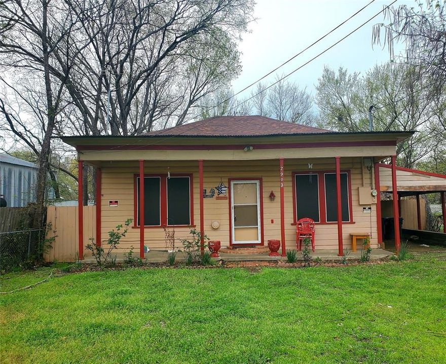 This charming property is a fantastic investment opportunity for those looking for a small, yet profitable asset. The property features high ceilings, spacious utility room, with some TLS this home will be perfect for rental income or a starter home. 
With its prime location and potential for growth, this property offers a great return on investment and is a wise choice for any savvy investor looking to diversify their portfolio.
OWNER FINANCING AVAILABLE.