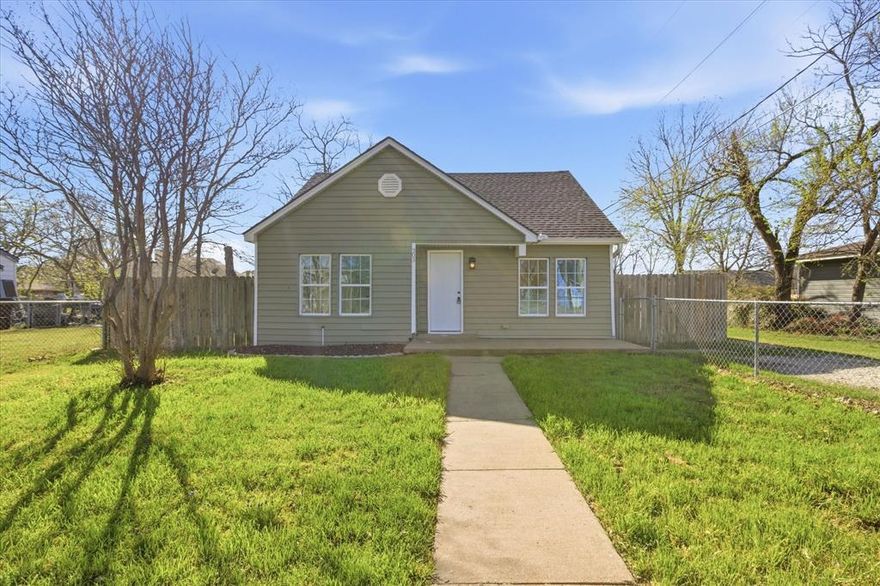 Charming, fully renovated home in Leonard, TX! This 2-bedroom, 1-bath gem has been thoughtfully updated and is move-in ready. Enjoy a bright and refreshed interior featuring all-new appliances and a brand-new water heater for added peace of mind. Step outside to a spacious backyard—perfect for entertaining, pets, or future outdoor projects—along with a fenced front yard. Whether you’re a first-time buyer, downsizing, or looking for an investment opportunity, this home offers comfort, convenience, and modern updates in a quiet setting.