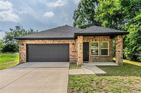 Photo of 904 S Catherine Street, Terrell, TX 75160 (MLS # 21252674)
