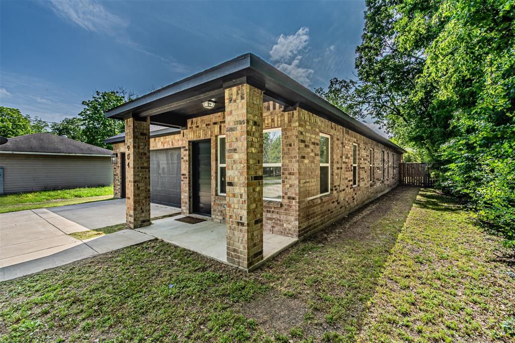 Photo of 904 S Catherine Street, Terrell, TX 75160 (MLS # 21252674)