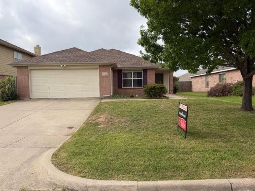No HOA! This 3-bedroom, 2-bath home is ready for you to come put your own stamp on it. Located in a quiet neighborhood in Ponder and close to the park, this home offers a nice open living area and a split floor plan with the primary bedroom separate from the secondary bedrooms. The laundry room features plenty of shelving for storage. Ponder is a wonderful town to raise a family with small-town charm and community feel.