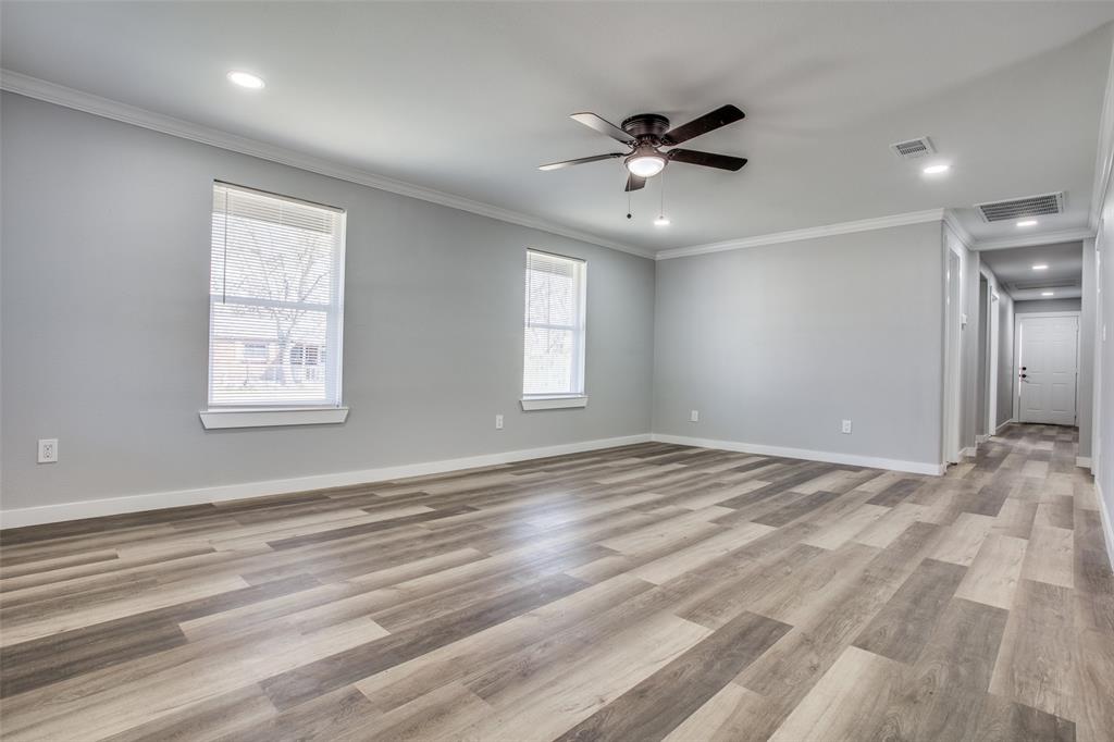 Photo 5 of 26 of 501 W Milam Street house