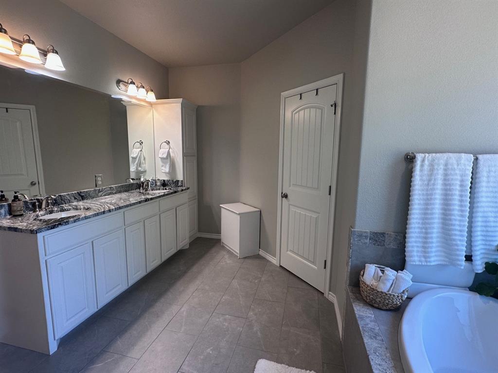 Granbury, Texas 76049, United States, 4 Bedrooms Bedrooms, ,2 BathroomsBathrooms,Residential,Active,226163