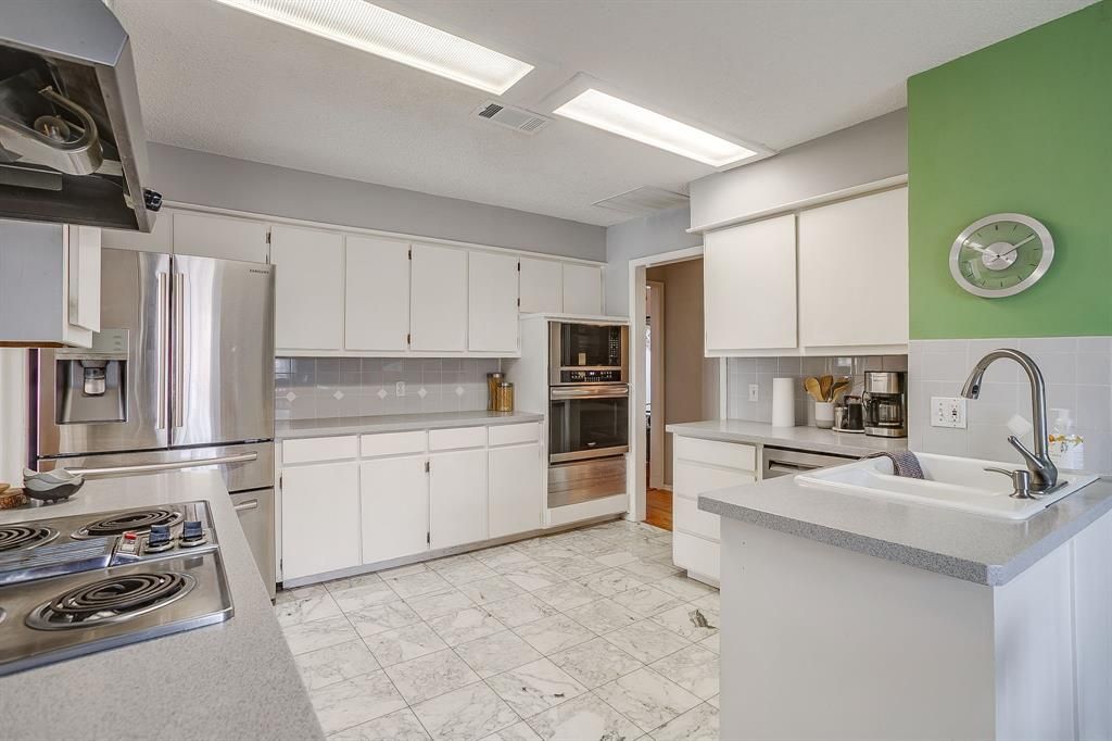 Photo of 2712 Butler Drive, Arlington, TX 76012 (MLS # 21194032)