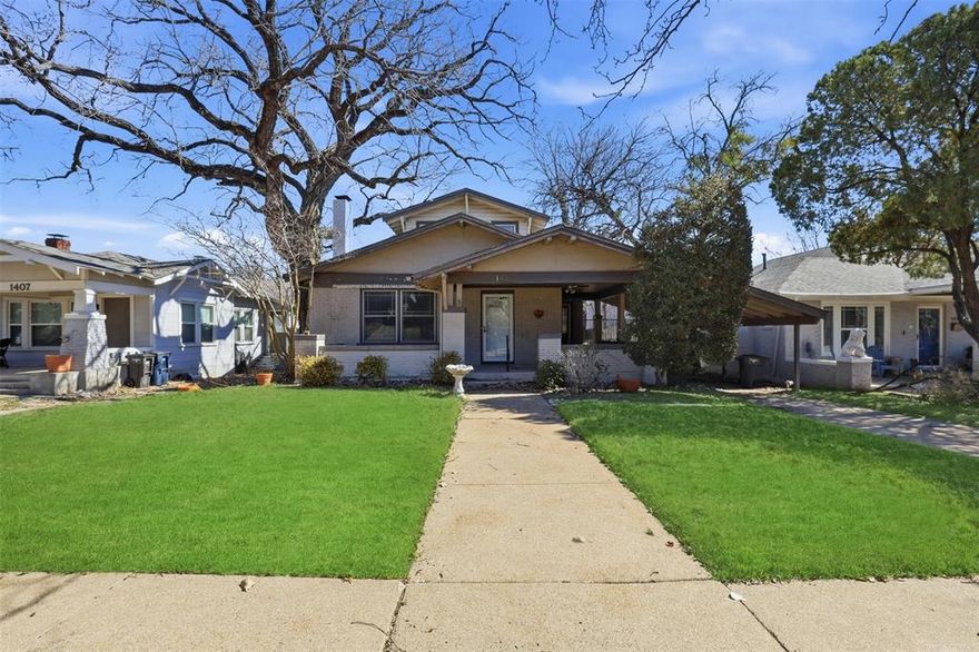 Must see this charming 1919 build Craftsman home. Located off of the well-known Camp Bowie Bricks, convenient for your every need.
Beautiful hardwood floors, with a thoughtful design.... a bit of history in Fort Worth. Restore to its original condition or make it your own! As is-No liability.