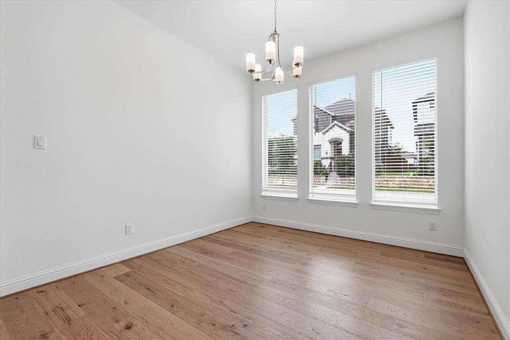 300 Foxglove Hill