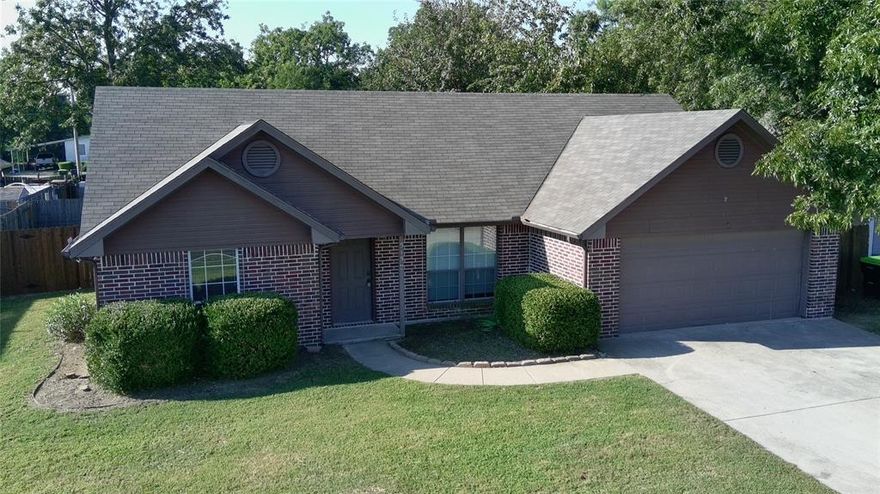 Here is the Move In Ready, brick 3 bed 2 bath home in Pilot Point ISD you have been waiting for!  Minutes from the boat ramp on Lake Ray Roberts this property will make an easy commute for work or play.  Move in ready with New Stainless Steel Kitchen Appliances.  Large backyard with privacy fence.  Split bedrooms for privacy.  Additional storage area in the garage could fit fridge or freezer.  Come see this one today!