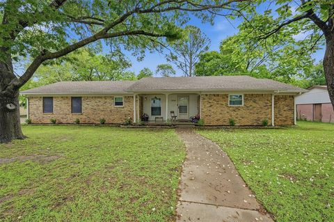 Photo of 1914 Laurel Road, Gainesville, TX 76240 (MLS # 21246888)