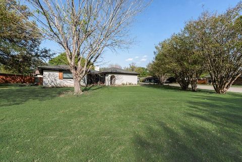 Photo of 905 Colonial, Cleburne, TX 76033 (MLS # 21224650)