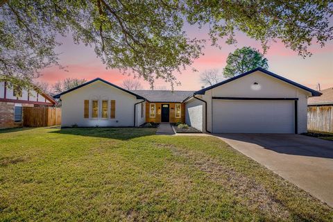 317 Northglen Drive Hurst TX 76054