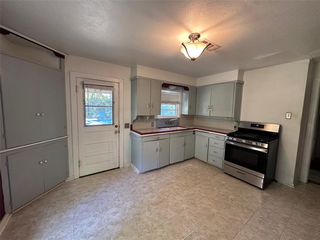 1014 Hillcrest Street