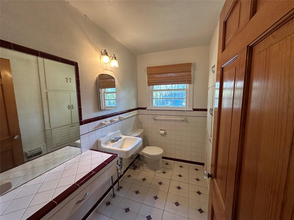 1014 Hillcrest Street