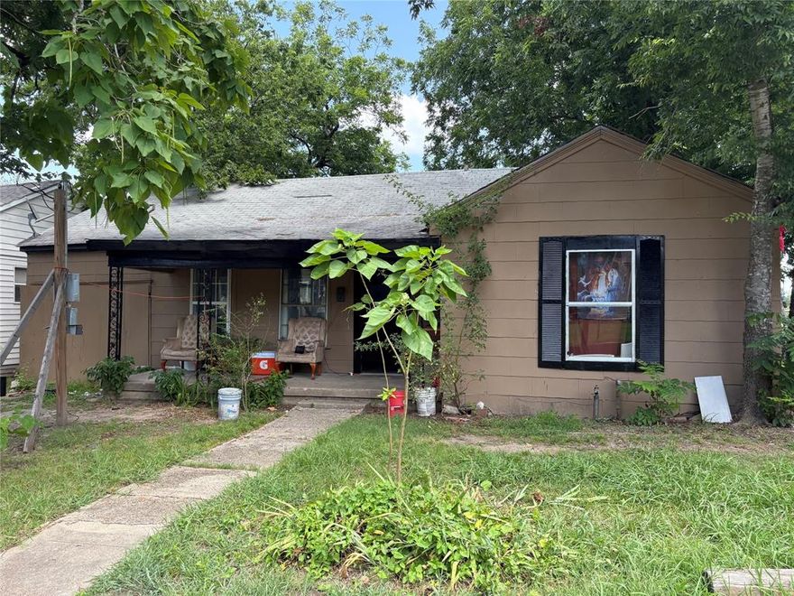 Seller motivated and entertaining all offers. Original homestead, needs lots of love and upgrades in growing area of Greenville, Tx. Check it out! Buyer and buyers agent should verify all dimensions.
