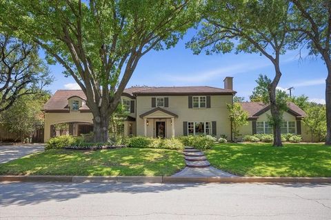 Photo of 1301 Thomas Place, Fort Worth, TX 76107 (MLS # 21254780)