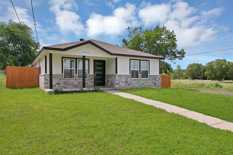 Photo of 3206 Roberts Street, Greenville, TX 75401 (MLS # 21273047)