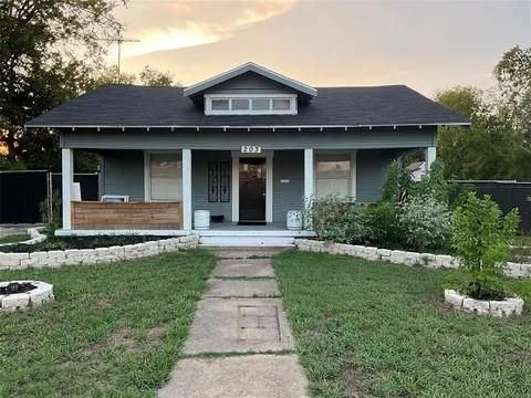 Photo of 203-205 N Archer Street, Groesbeck, TX 76642 (MLS # 21183484)