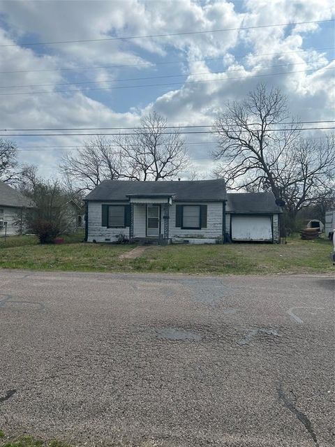 Photo of 509 Allen Avenue, Bonham, TX 75418 (MLS # 21200373)