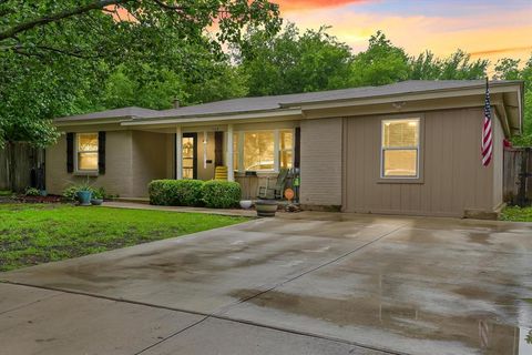 Photo of 504 Parkside Drive, White Settlement, TX 76108 (MLS # 21254763)