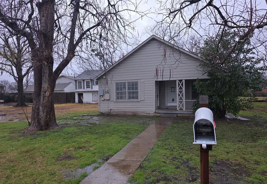This 3-bed, 2-bath home offers a functional layout with great natural lighting and a wide backyard that perfect for entetaining, gardening, pets or a range of outdoor uses. Interior spaces provide flexibility for everyday living. The location gives access to Kaufman City Lake, Veterans Memorial Park, and nearby services along State Highway 243. A solid option with features that can support a variety of needs.  We look forward to receiving your offer.