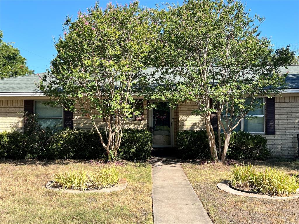 1206 Crestwood Drive