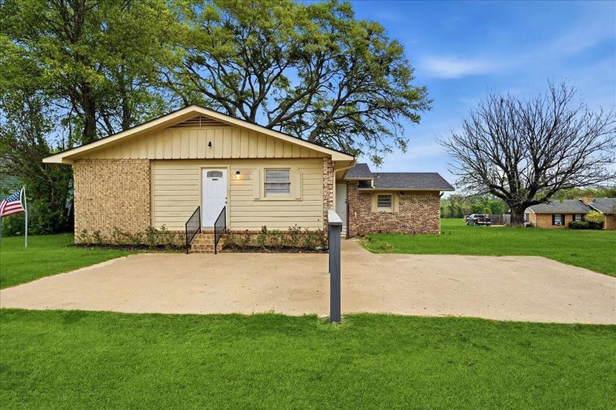 Beautifully renovated Duplex on Jim Hogg Road. Offering 4 bedrooms , 4 bathrooms 2 living areas and 2 dining areas.  Great location!  Residential or commercial opportunity. Lindale ISD. Generates good lease income. New roof 2025.