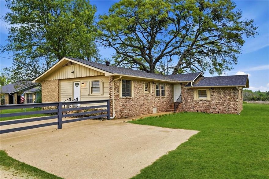 Beautifully renovated Duplex on Jim Hogg Road. Offering 4 bedrooms , 4 bathrooms 2 living areas and 2 dining areas.  Great location!  Residential or commercial opportunity. Lindale ISD. Generates good lease income. New roof 2025.