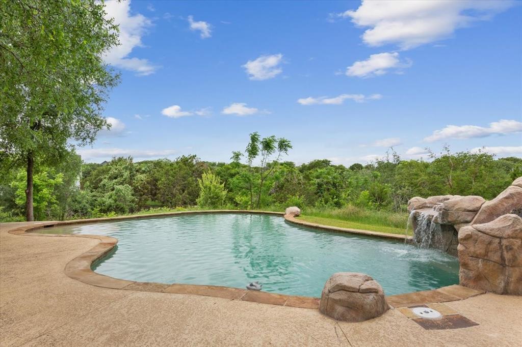 1125 Whispering Oaks