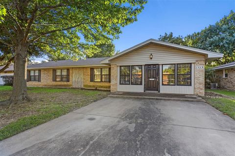 Photo of 1219 Stanley Street, Denton, TX 76201 (MLS # 21275330)