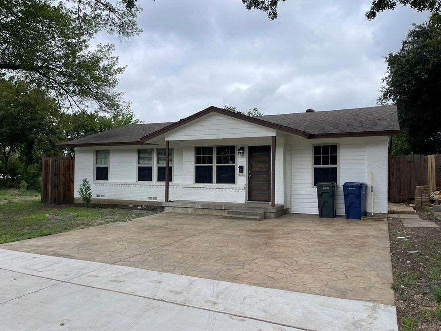 Beautiful home on a tree lined street on a well kept up neighborhood. Casa en venta.  Conveniently located near parks, shopping, schools, and major highways.  A 4 bedroom and 2 bath house with a large back yard patio(16'x30') and outside storage room (20'x22') . House situated in a extensive, spacious lot lot 7,750 sf.