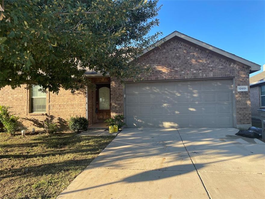 2010 Build single Story Lennar Home in Hidden Cove Subdivision, corner lot. Bedrooms, 2 Dinning areas, 1 Living room 2 full bathrooms and 2 car garage. This house will be sold ASIS Bases. Good for investors.
Buyer or their Agent has to verify all the ISD, square footage and other related information.