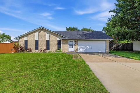 Photo of 2304 Greenwood Circle, Carrollton, TX 75006 (MLS # 21312367)