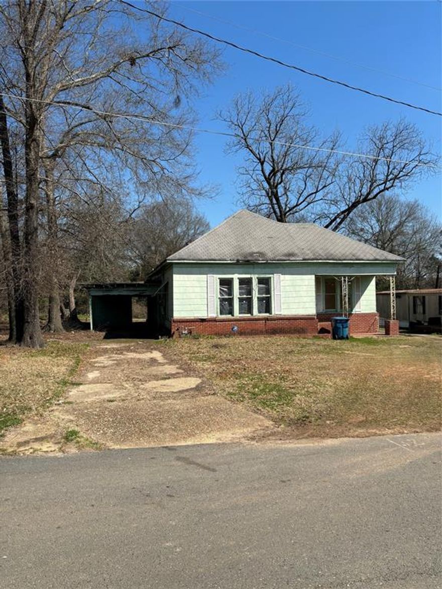 Investment opportunity awaits! This home can be sold individually or in a 2 home package . Total package includes 210 W Mississippi and 318 W Atlanta. Agent related to seller. SOLD AS IS.
