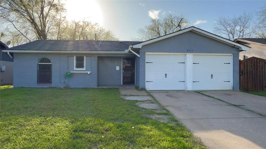 Home move in ready, 3 bedrooms 2 baths 2 car garage. Huge Living Room. Laminate and ceramic floors. Gas Stove, Granite countertops. Big back yard. 
Easy access to mayor freeways. Existing Refrigerator will stay