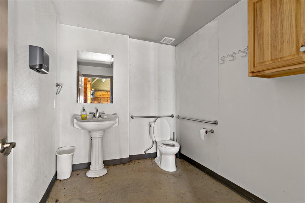 A1307 - Commercial Sale