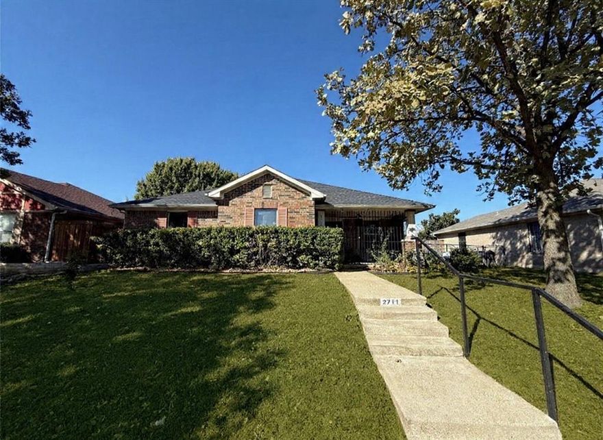 Beautiful Dallas home in an established neighborhood with fast access to Bishop Arts, Downtown Dallas, Trinity Groves, Kessler Park + all major Dallas corridors. This property offers functional layout, natural light, and great flow between living, dining and kitchen; perfect for everyday living and entertaining.

Three spacious bedrooms, two full baths, private backyard with room to relax, garden or add outdoor lifestyle features. Excellent parking flexibility.

Strong location for future appreciation, great for anyone!