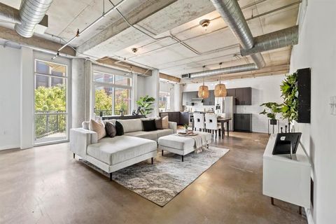 Photo of 1001 Belleview Street #204, Dallas, TX 75215 (MLS # 21236222)