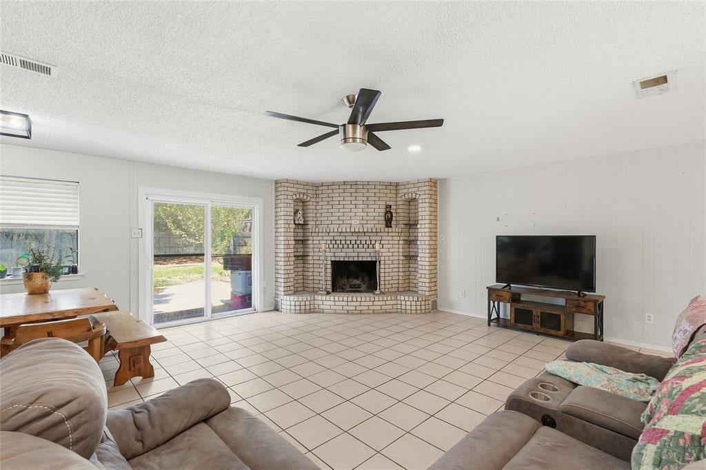 914 Meadowlark Lane