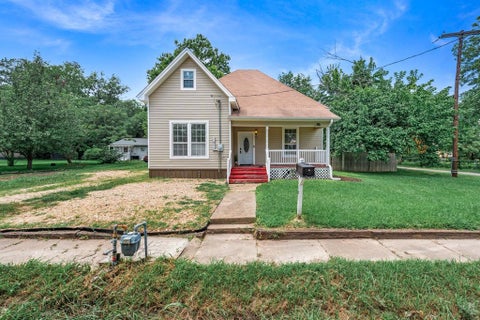 Photo of 1301 Locust Street, Commerce, TX 75428 (MLS # 21316327)