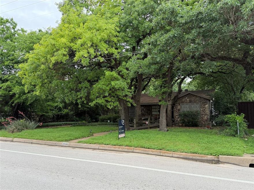 Investor Special! This 3-bedroom, 1 bathroom home is located in a peaceful neighborhood and is an ideal opportunity for buyers looking to add a personal touch or investors seeking to expand their portfolio. While the property needs some TLC, it is perfectly suited for renovation or customization. Furthermore, it is conveniently situated with easy access to all of Fort Worth’s dining, shopping, and entertainment options.
Bring your vision and make this home your own.