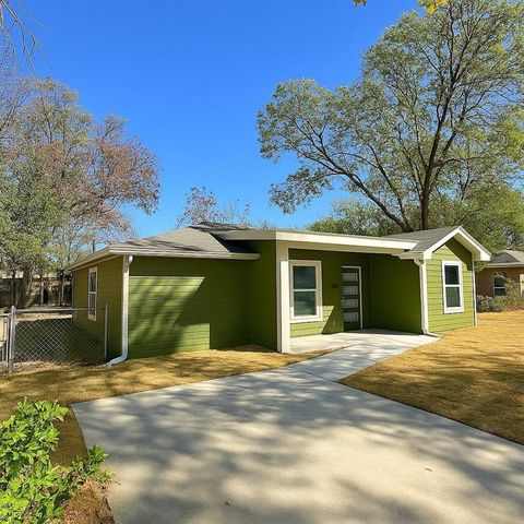 Photo of 413 Arrowhead Trace, Grand Prairie, TX 75051 (MLS # 21239012)