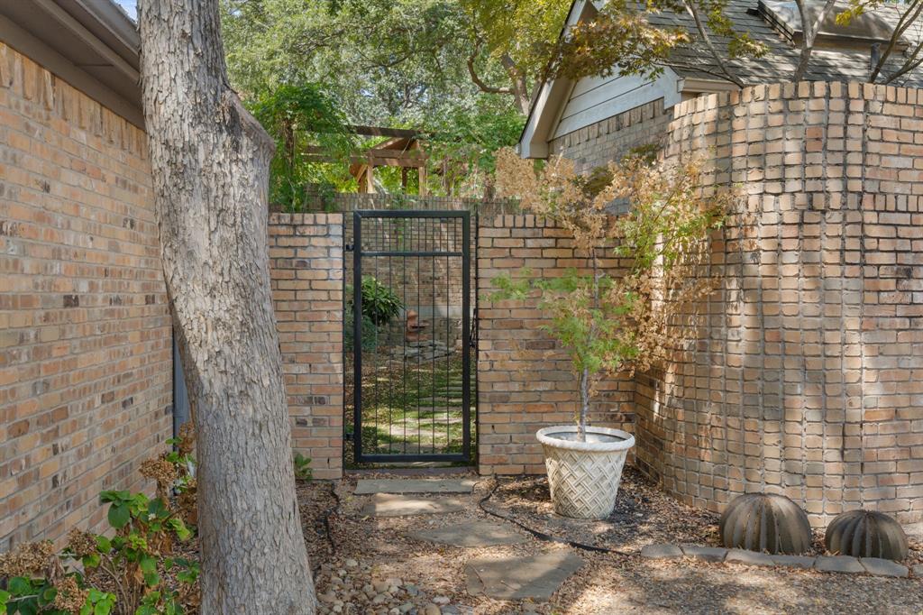 2412 Forest Court