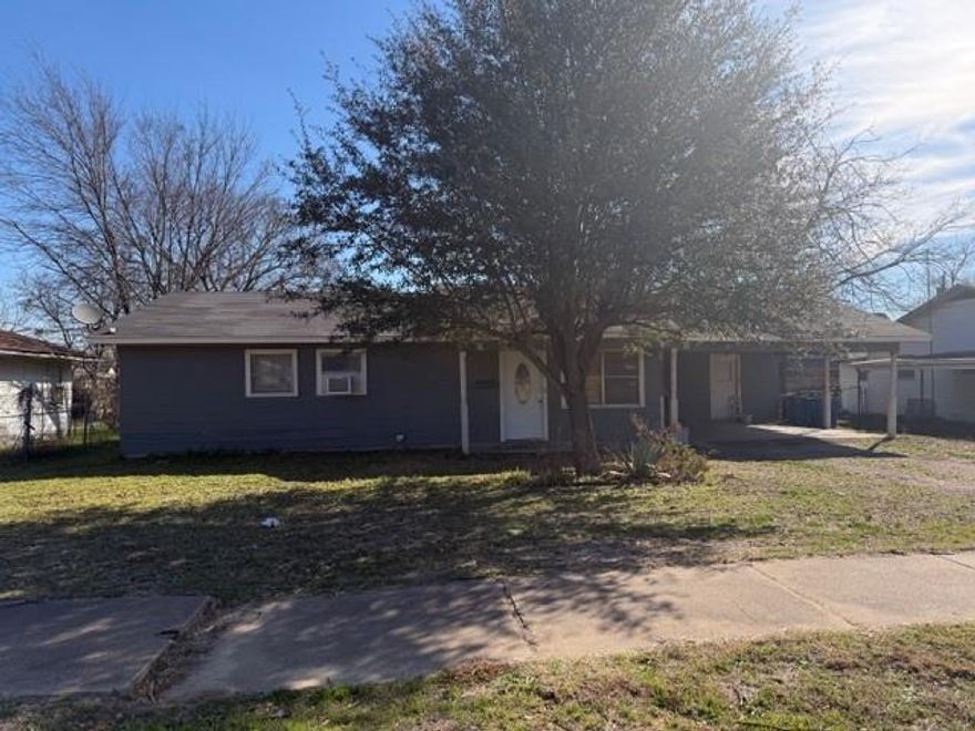 MOTIVATED SELLER***Cozy 3 bedroom 1 bath starter or investment property with a some tlc needed. This home is in a quiet neighborhood near main highway, store, and school. Bring your vision and make this home yours!