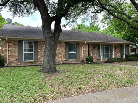 Photo of 1409 Hillcrest Street, Ennis, TX 75119 (MLS # 21264909)