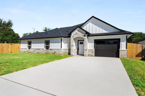 Photo of 510 Washington Street, Ennis, TX 75119 (MLS # 21252112)