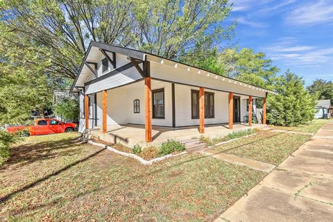 Photo of 1115 S Rusk Avenue, Denison, TX 75020 (MLS # 21239535)