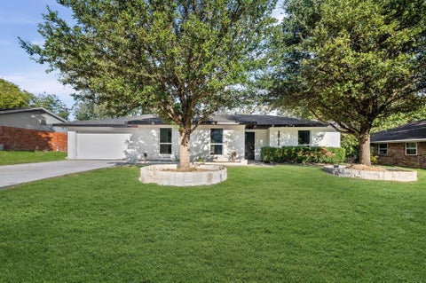 Photo of 1321 E Windsor Drive, Denton, TX 76209 (MLS # 21422039)