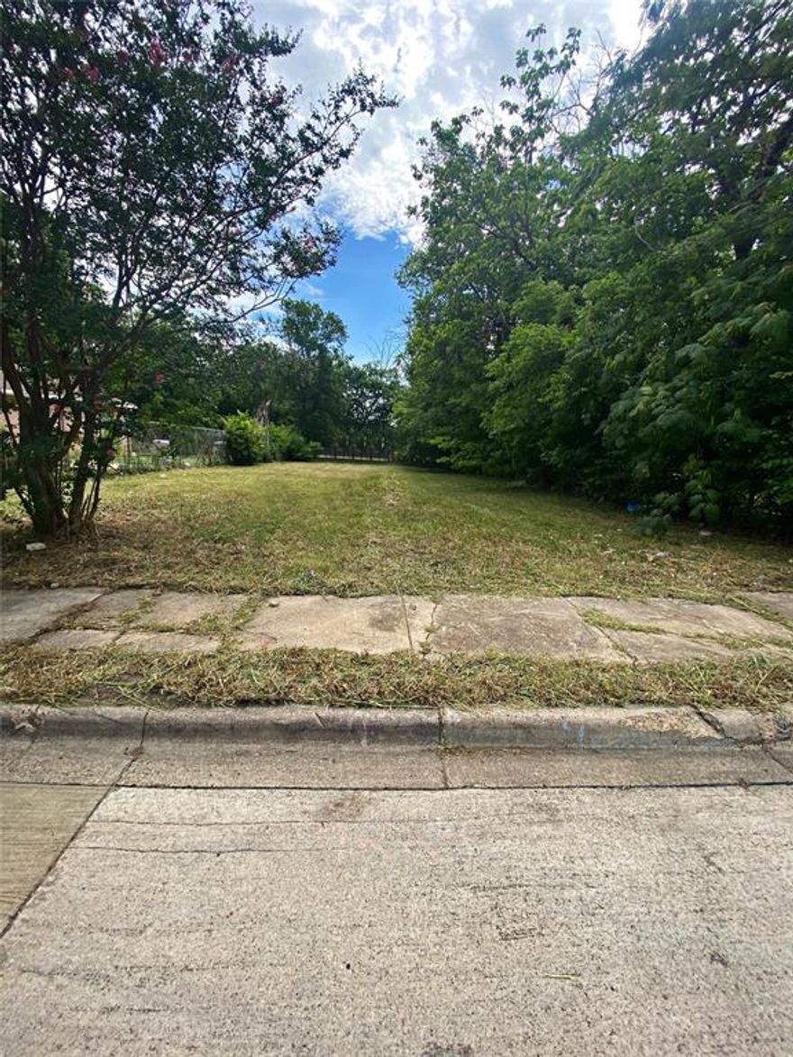 MULTIPLE OFFERS RECEIVED. DUE TO HOLIDAY, OFFER DEADLINE IS WEDNESDAY THE 5TH AT 5:00PM. Builders and Investors, this one's for you! Cleared, 50 X 150 lot on a nice, quiet street. Property is adjacent to a church, and 5 mins from the VA hospital. You are minutes away from Downtown Dallas and centered around many up and coming developments. Buyers to verify all information.